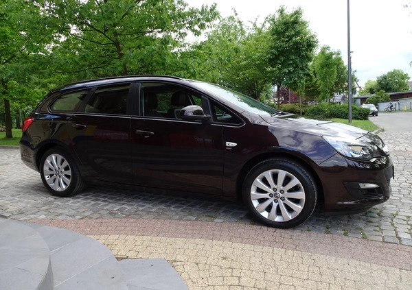 Opel Astra cena 35900 przebieg: 151000, rok produkcji 2014 z Gliwice małe 781